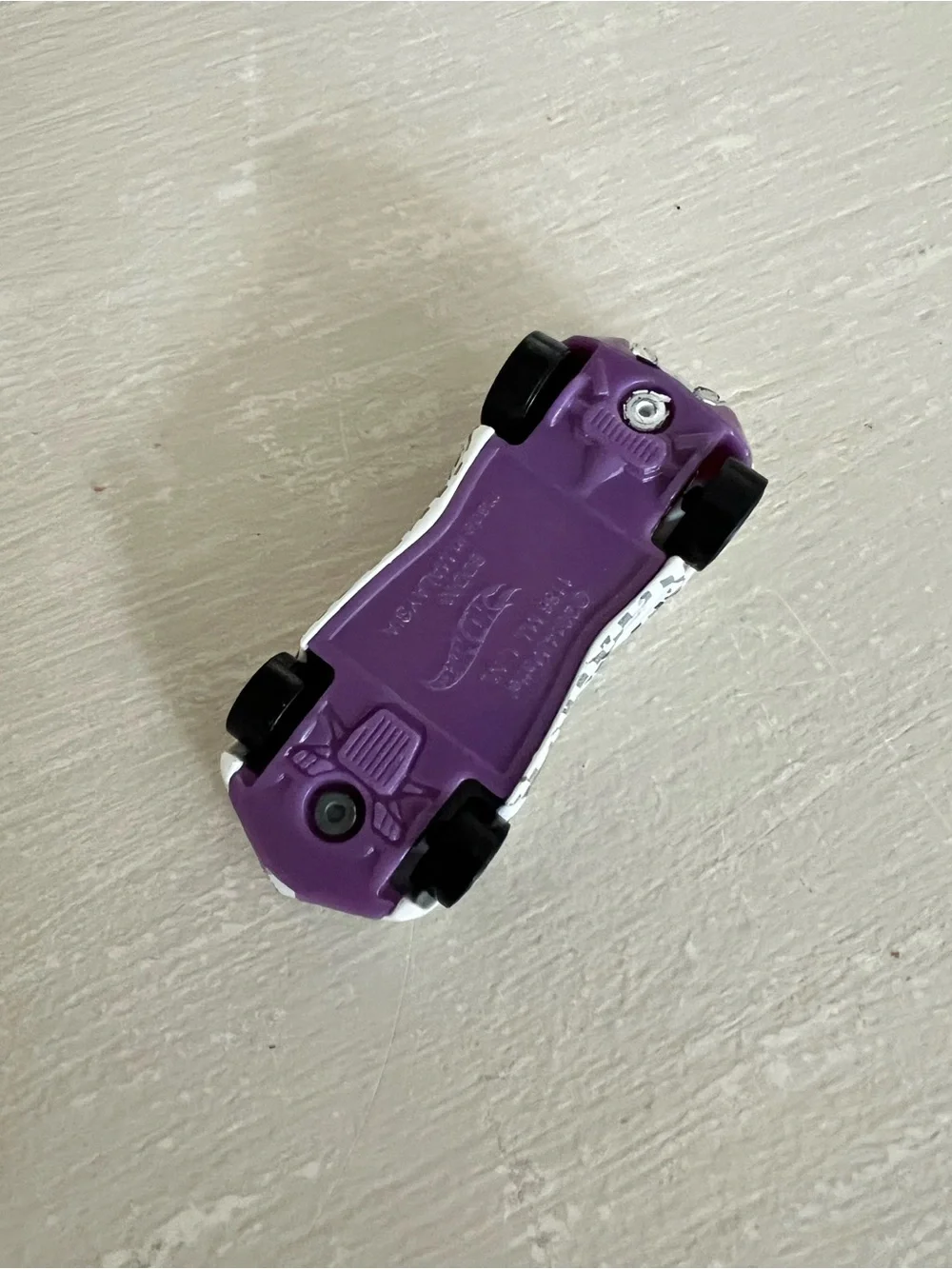 2013 HOT WHEELS BDD03 CHESS PIECE QUEEN WHITE & PURPLE 1:64 DIECAST 3